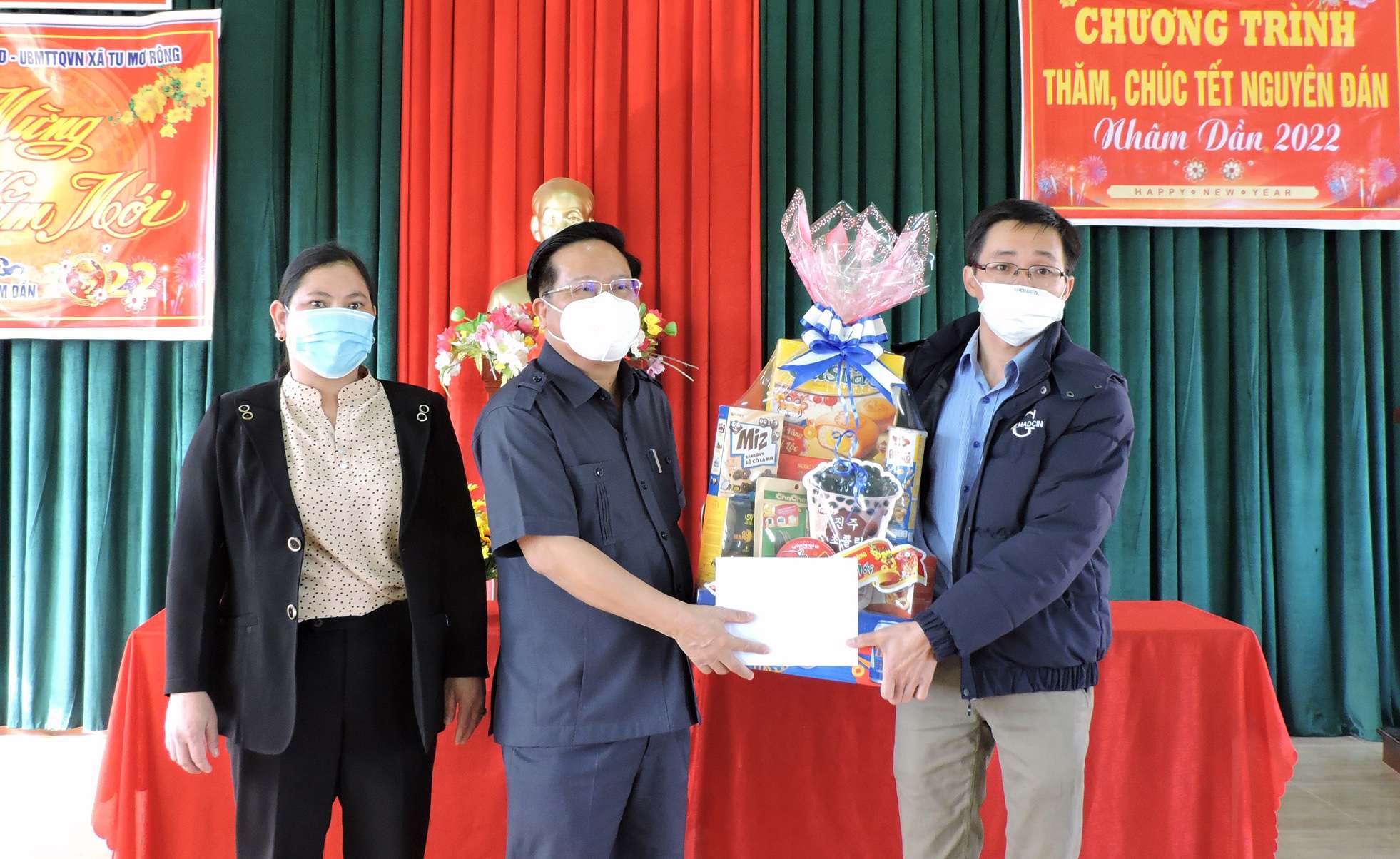 160446Đồng-chí-Chủ-tịch-UBND-tỉnh-Lê-Ngọc-Tuấn-trao-quà-cho-xã-Tu-Mơ-Rông-nhân-dịp-Tết-Nhâm-Dần-năm-2022.jpg